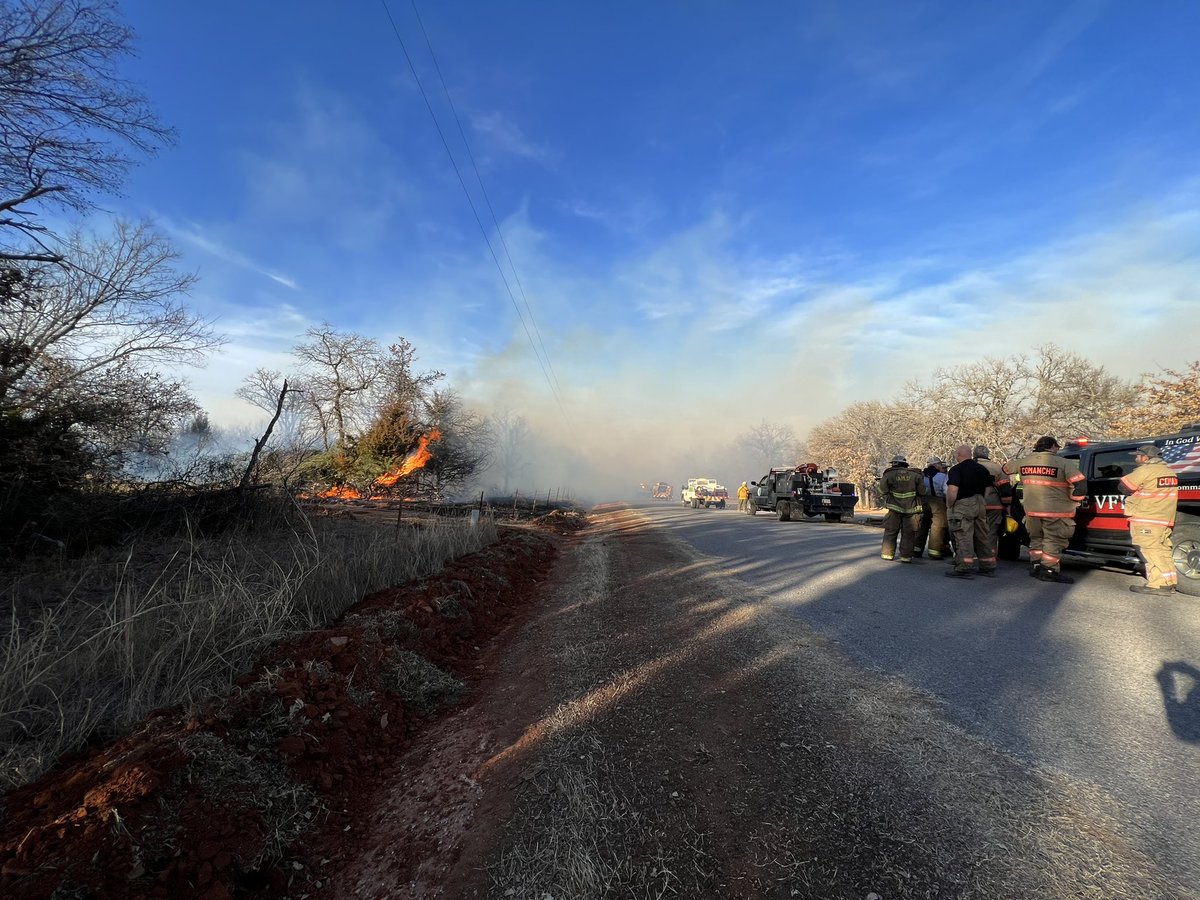 DPepinWX's tweet photo. #BREAKING #Comanche County #OEM says the #LakeRoad fire is about 50% contained. Approximately 30 agencies involved. Fire is around 1,000 acres. No damage to homes and one minor firefighter injury. Avoid the area. Story on @KFOR https://t.co/1c1HvOBPNa