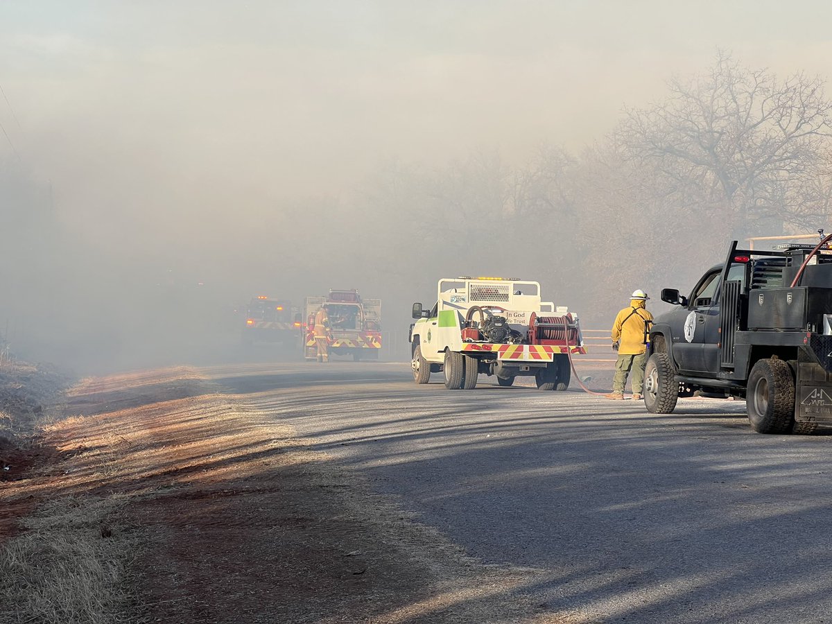 DPepinWX's tweet photo. #BREAKING #Comanche County #OEM says the #LakeRoad fire is about 50% contained. Approximately 30 agencies involved. Fire is around 1,000 acres. No damage to homes and one minor firefighter injury. Avoid the area. Story on @KFOR https://t.co/1c1HvOBPNa