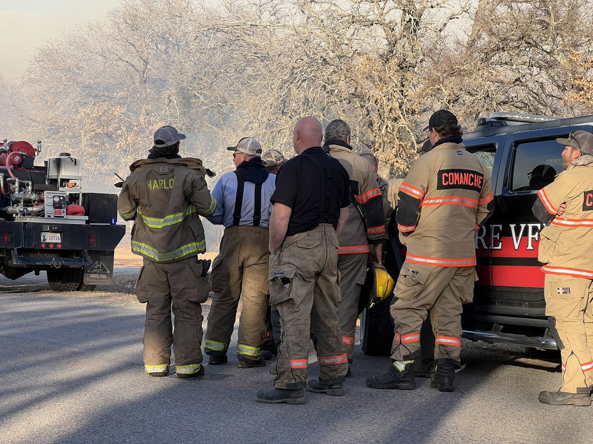 DPepinWX's tweet photo. #BREAKING #Comanche County #OEM says the #LakeRoad fire is about 50% contained. Approximately 30 agencies involved. Fire is around 1,000 acres. No damage to homes and one minor firefighter injury. Avoid the area. Story on @KFOR https://t.co/1c1HvOBPNa
