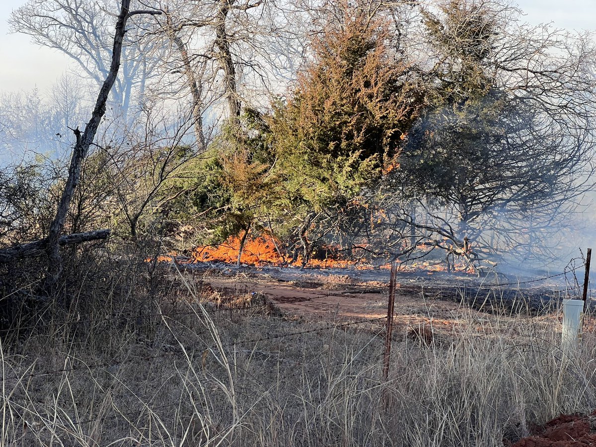 DPepinWX's tweet photo. #BREAKING #Comanche County #OEM says the #LakeRoad fire is about 50% contained. Approximately 30 agencies involved. Fire is around 1,000 acres. No damage to homes and one minor firefighter injury. Avoid the area. Story on @KFOR https://t.co/1c1HvOBPNa