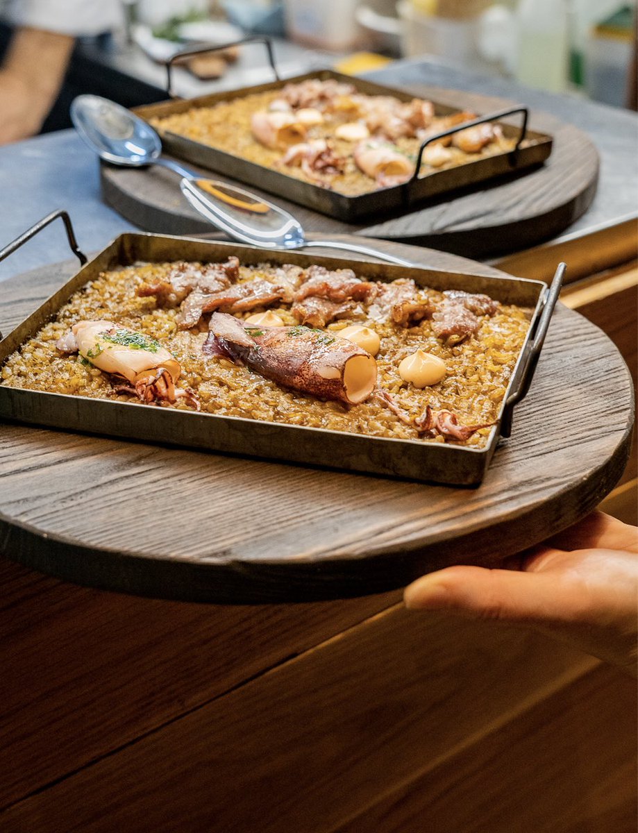 MamarrachaTapas's tweet photo. El arroz a la llauna se ha convertido en uno de los platos más populares desde que cambiamos la carta y no es para menos.
El golpe de las brasas hacen que tenga un sabor muy característico que le hacen diferenciarse de todos los arroces que hayáis probado. 

#brasas https://t.co/6VUWsKHERH