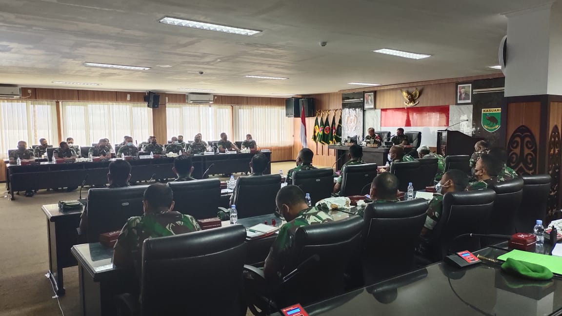 Pangdam Kasuari Pimpin Rapat Evaluasi Progjagar Kodam  Semester II 2021 

#TNI
#TNIADMembangunBersamaRakyat #Kodam18KasuariPatriotPelindungRakyat 
#TNIPeduli #TNIADMengabdiDanMembangunBersamaRakyat
#TNISINERGIUNTUKNEGERI