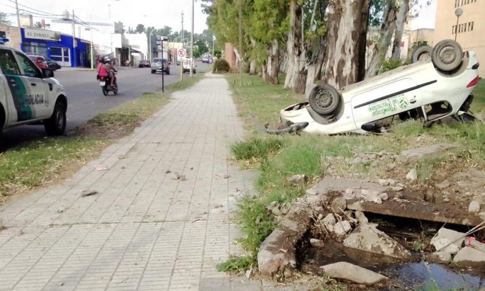 labrujula24's tweet photo. Esquivó a un auto para no chocar y terminó volcado https://t.co/WzFkPpPEFX #accidente #autovolcado #volcado https://t.co/a50Ov1MLjk