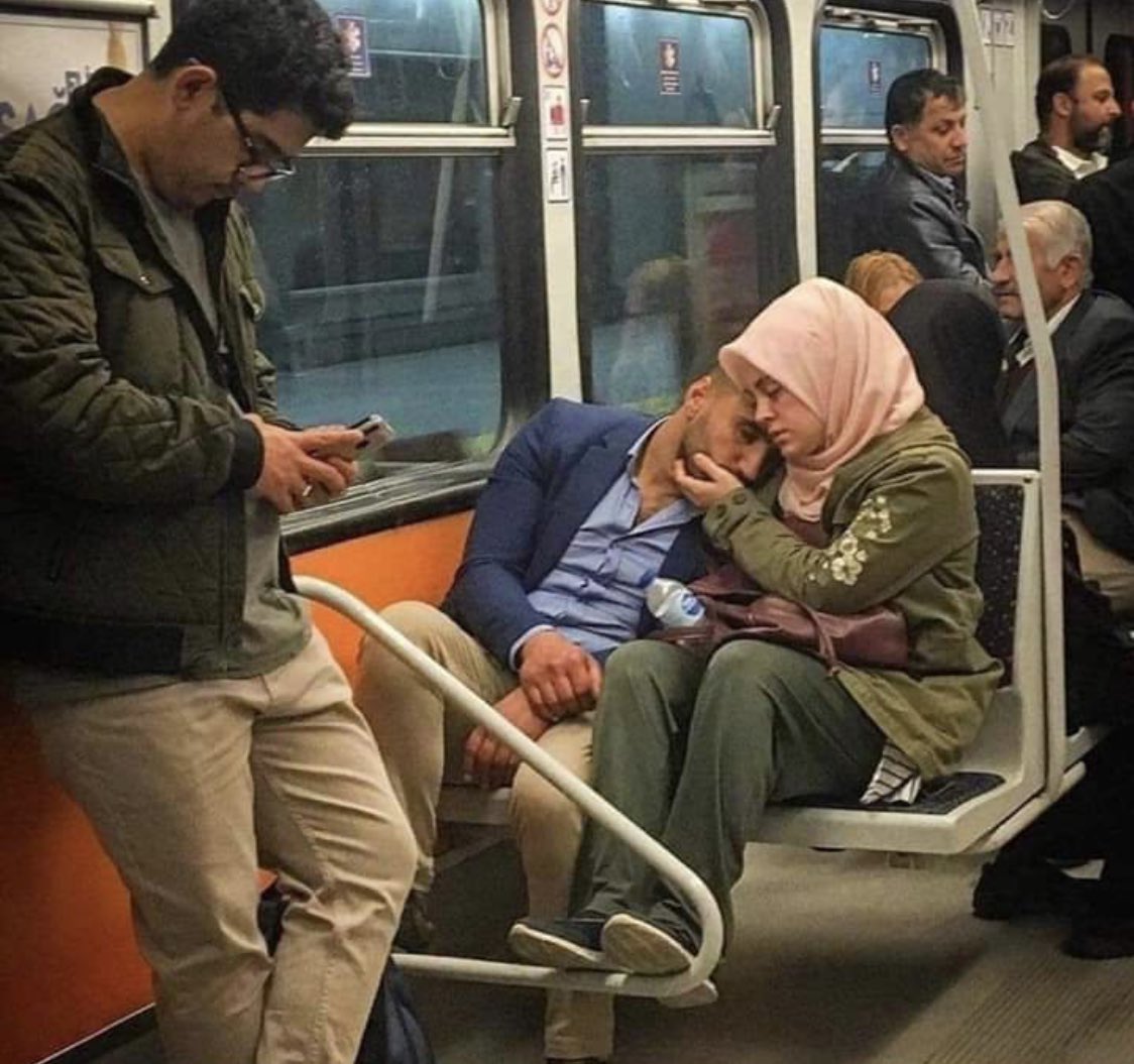 7opbi's tweet photo. "من استند على امرأة تحبه و يحبها بحق ، لن يسقط ، ولن يخذل ولن يذل ، ولن يهرم ولن يهزم ولن يعجزه أو يكسره شئ🖤." https://t.co/KLotnJyW05