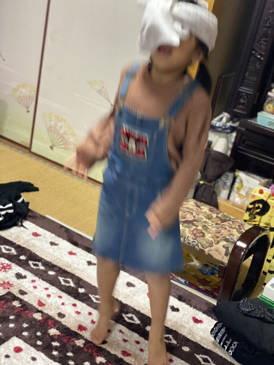 ytWdfyAIe2R5hcC's tweet photo. CK TOKENのDVDを見ながらノリノリで踊る娘。〜入浴〜
タオルの右側が少し垂れてるのがポイントらしい…笑
#candk
#CKTOKEN https://t.co/P746TvSrdb
