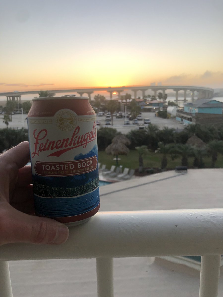 Prost_Leinie's tweet photo. Sunsets at this time of year really call for a Toasted Bock. ⁦@JohnLeinie⁩  ⁦@DickLeinie⁩ ⁦@RichiePBurke⁩ https://t.co/v8tPCzgLlt
