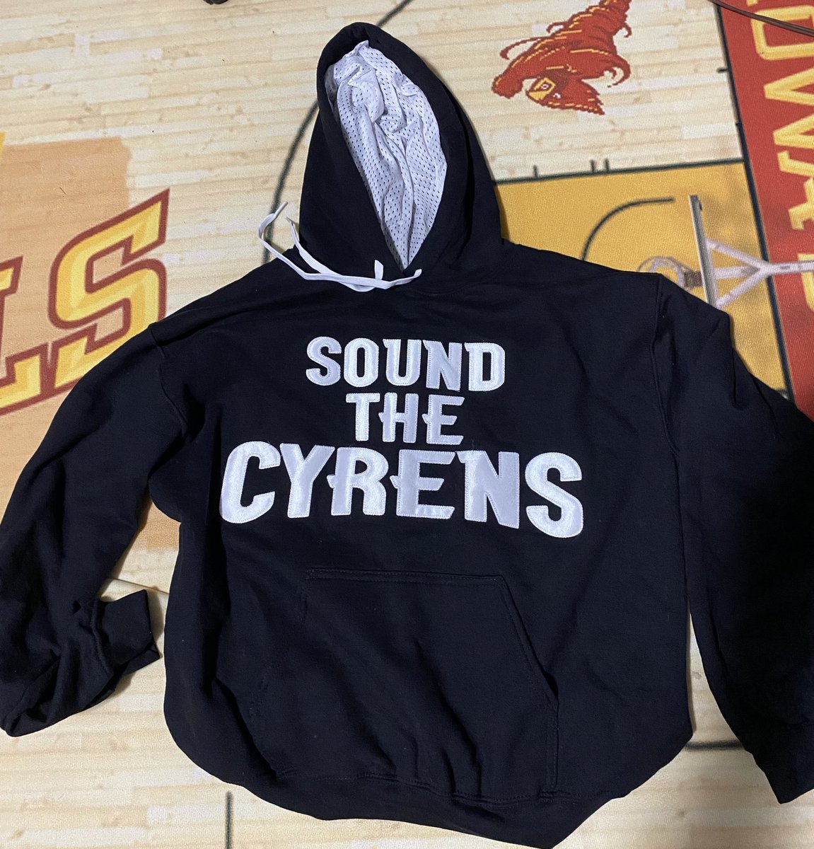 🌪🚨GIVEAWAY🚨🌪

Rules: RT and must be FOLLOWING. 
Winner will be announced Wednesday, December 29th at 6 O’clock.

STC Black Sweatshirt available here⬇️
soundthecyrens.com/products/stc-b…
Also Wins⬇️
Black ISU Mini Helmet 

#cyclones #giveaway