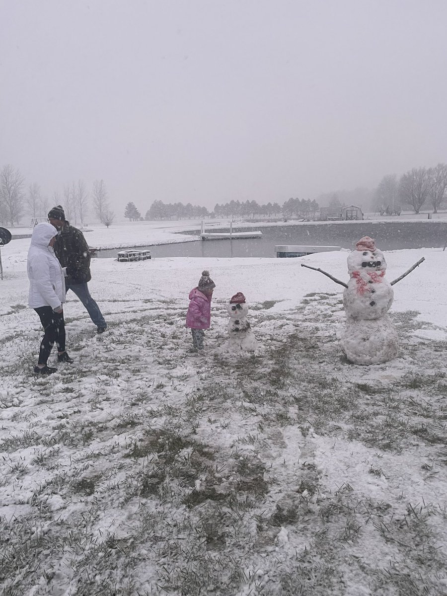 MichaelGraffin2's tweet photo. First time playing in the snow for Eliza! #BabyDaddyMomma #EatSnow #Ohio https://t.co/rmR7eD7ZsV