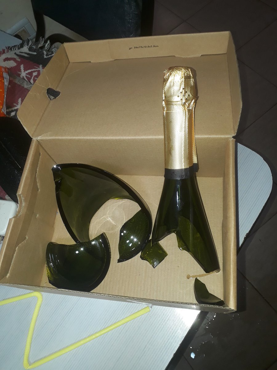 jorgejavier's tweet image. @dzapatillas se me explotó esta botella de Navarro Correas que estaba sobre la alacena, de casualidad mo pasaron mis nenas. Se rompio desde la base. A quien reclamo? Al super @carrefourarg o a la bodega #navarrocorreas