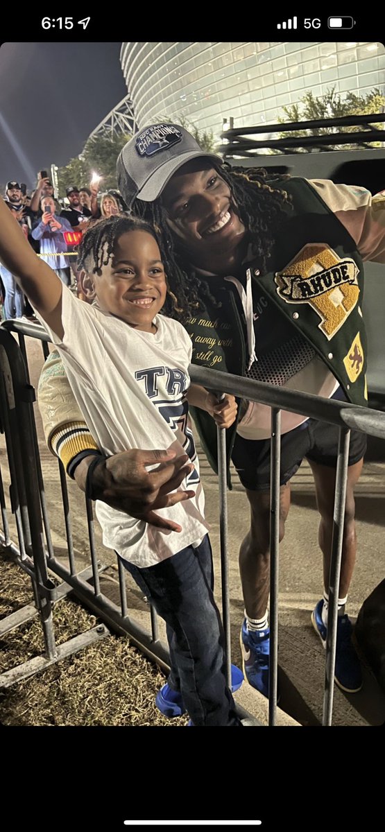 Alex_Friedman31's tweet image. Very kind of the Dallas Cowboys superstar to make time for a photo with CeeDee Lamb