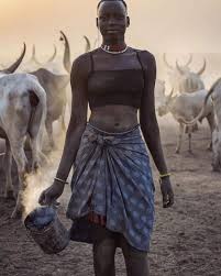 Global_Folder's tweet photo. In the Dinka tribe of South Sudan, a newly married woman does not cook or do serious house chores until after 4 years of marriage. This is despite the man paying dowry of over 100 cows. During the 4-year period, the woman is studying the man. https://t.co/ZXpb3Xaxb8