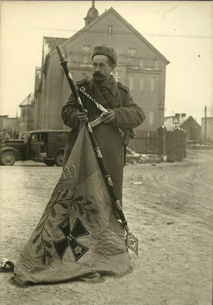 Победа! 
Советский солдат с перевернутым немецким флагом 1945г