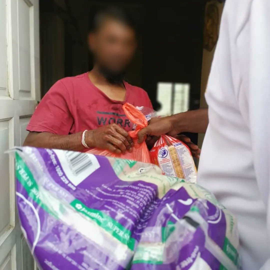 SRMFC_Official's tweet photo. SERVE THE COMMUNITY !
SRMFC, reach out to our neighbours who in need at Kampung Baru Hicom, Selangor.
#SRMF
#banjirselangor2021
#KitaJagaKita https://t.co/SjzZR1FVQR