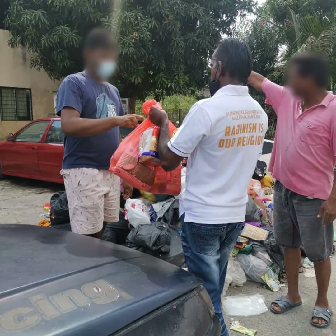 SRMFC_Official's tweet photo. SERVE THE COMMUNITY !
SRMFC, reach out to our neighbours who in need at Kampung Baru Hicom, Selangor.
#SRMF
#banjirselangor2021
#KitaJagaKita https://t.co/SjzZR1FVQR