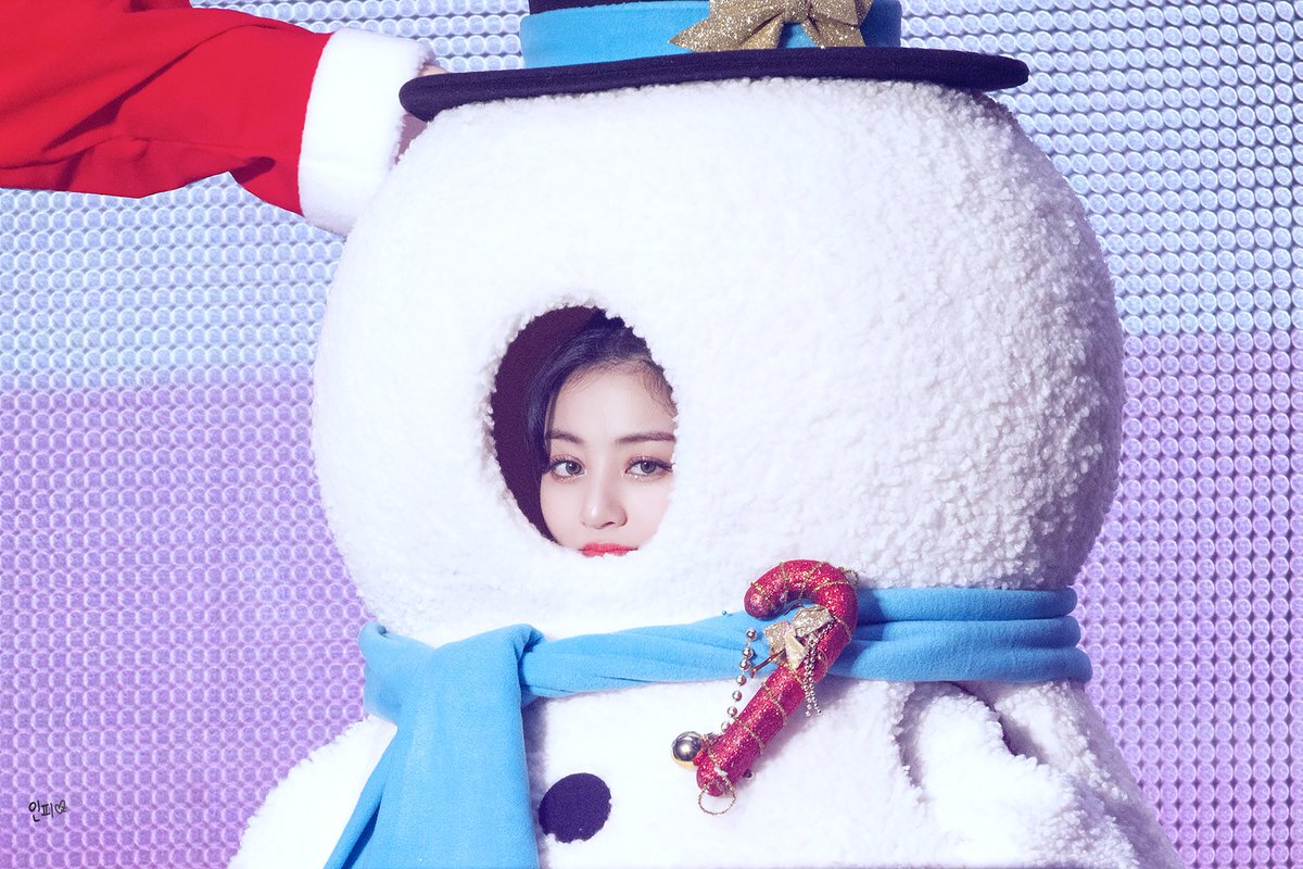 twice_infi's tweet photo. 211226 TWICE 4TH WORLD TOUR ‘Ⅲ’ in SEOUL 

눈사람죠☃️☃️

#트와이스  #TWICE
#지효 #JIHYO
 @JYPETWICE https://t.co/6IlywJQ5B4