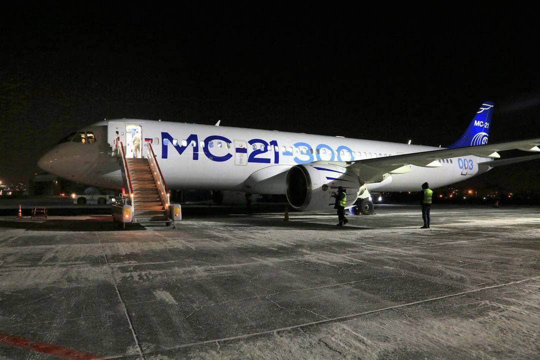 16.12.21
Иркутский самолёт МС-21 впервые совершил посадку в международном аэропорту Иркутска. Испытания всех систем воздушного судна прошли успешно.
Уже с 2022 года запланировано запустить регулярные рейсы этого самолёта.