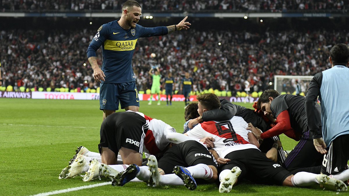 River_Corazon14's tweet photo. Le pegan a los wachos y a las mujeres porque con las gallinas boca no puede https://t.co/s7jB5XMlj5