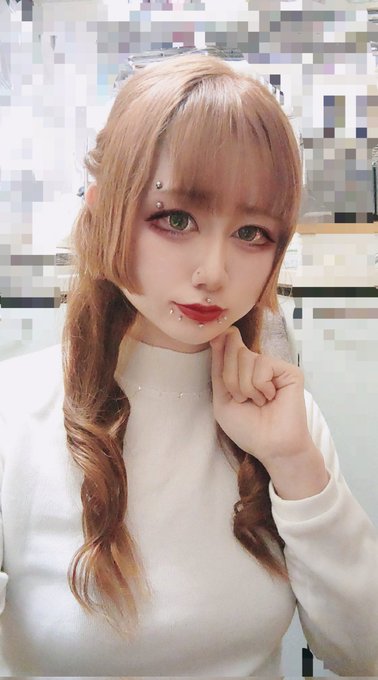 アイブロウピアス、皮膚を洗濯バサミではさんでニードル刺してる途中で弾け飛んでもうどうにでもなれと貫通させたけど問題なく着けられた。 