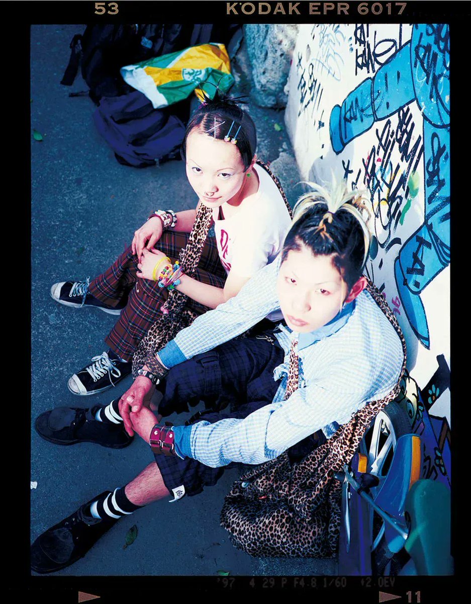 fashionsnap's tweet photo. 雑誌「FRUiTS」創刊号のストリートスナップをNFT作品として販売。
https://t.co/Nszg8wk6gQ https://t.co/xJnFwlzVZw