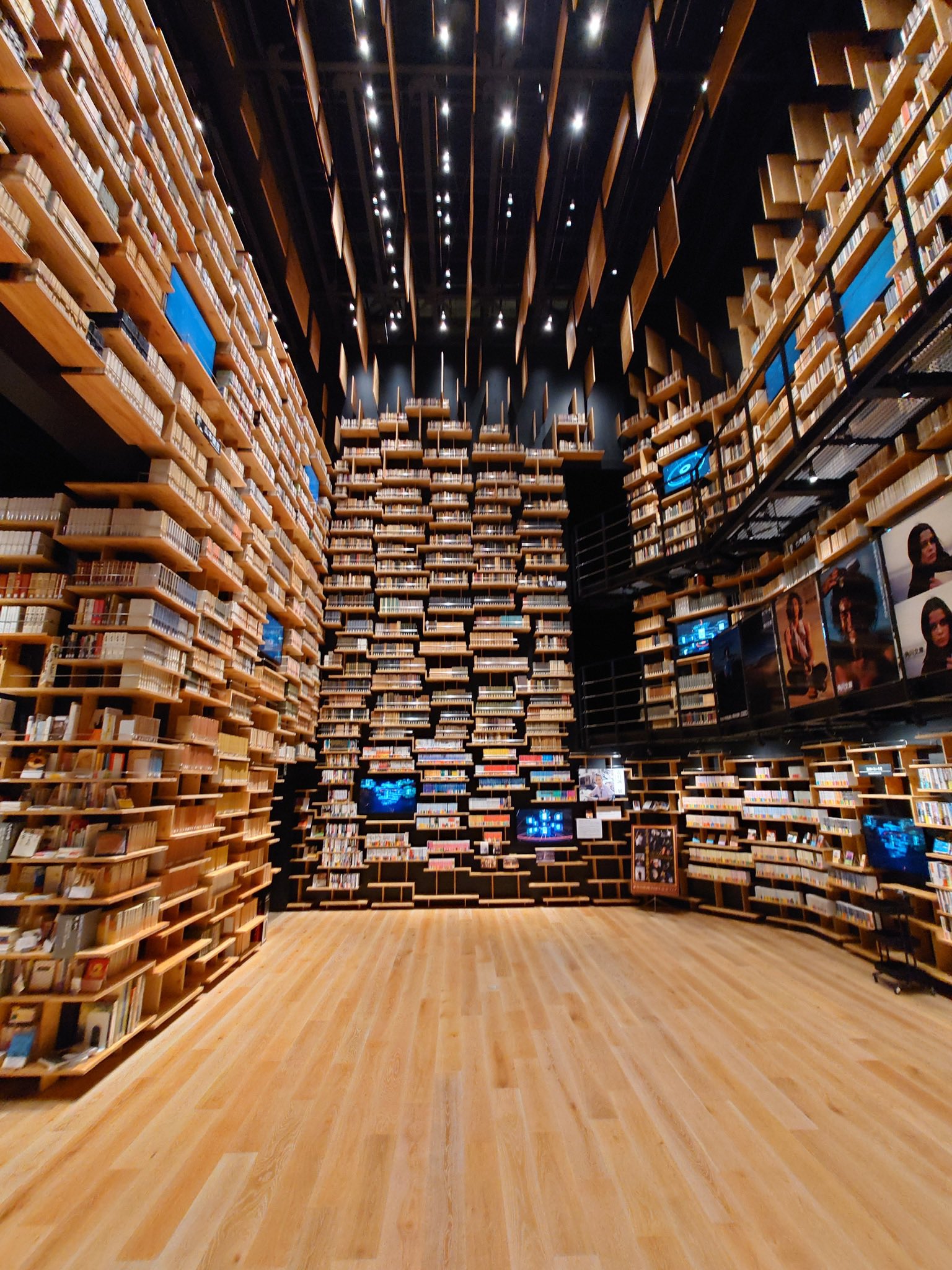 角川武蔵野ミュージアム 大晦日 本棚劇場でカラオケ歌えます カラオケ ネットカフェ ニカケルサンby Joysound とのコラボ 本棚劇場をステージにして好きな楽曲を歌っちゃいましょう 12月31日 金 夜 昨年大晦日の歌合戦を思い出すも良しの限定ワン