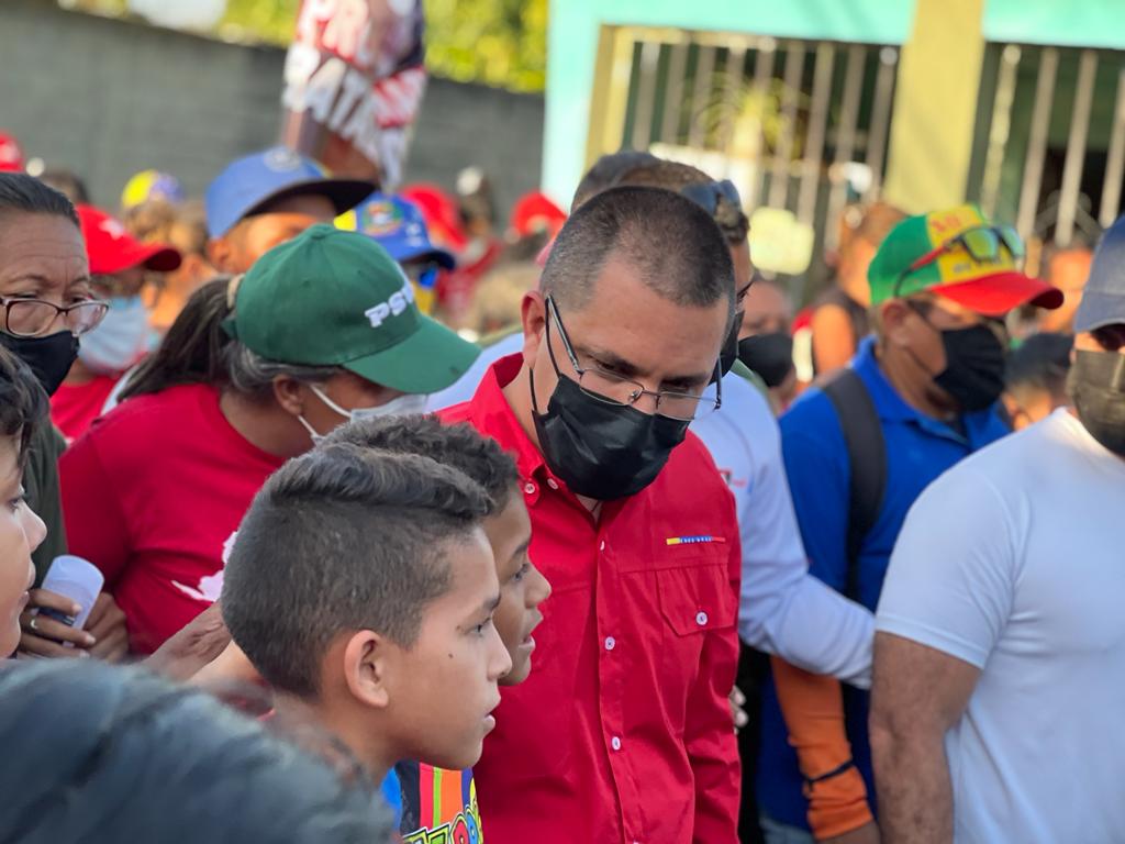 jaarreaza's tweet photo. En la Parroquia Corazón de Jesús de #Barinas, recorrimos los sectores Altamira, La Castellana y 4 de Febrero. Visitamos varias familias, verificamos sus necesidades y escuchamos sus propuestas. Recibí Amor y compromiso recorriendo sus calles y veredas. ¡Venceremos! https://t.co/OLfGprEJcL