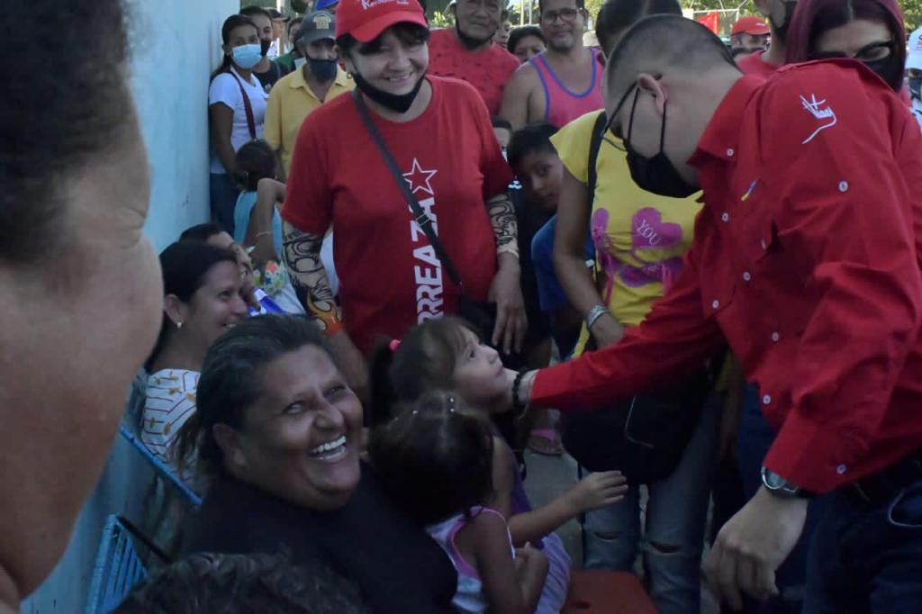 jaarreaza's tweet photo. En la Parroquia Corazón de Jesús de #Barinas, recorrimos los sectores Altamira, La Castellana y 4 de Febrero. Visitamos varias familias, verificamos sus necesidades y escuchamos sus propuestas. Recibí Amor y compromiso recorriendo sus calles y veredas. ¡Venceremos! https://t.co/OLfGprEJcL
