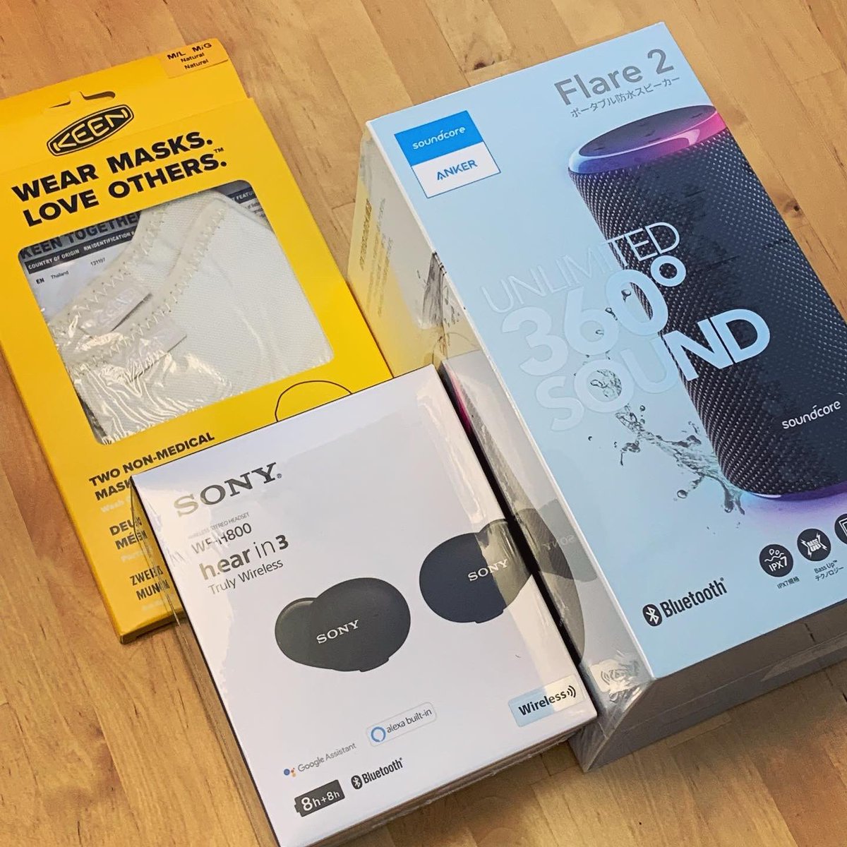 gorobros's tweet photo. 今年も #ヨドバシ福袋 届きました。
今回は1万円の「フルワイヤレスイヤホン＆ワイヤレススピーカーの夢」。
中身は
・SONY WF-H800 Black
・ANKER Flare 2
・KEEN TOGETHER MASK
の3点。実勢価格2万円越えのセットで結構お得感ありました。
#sonywfh800 #ankerflare2 #keentogethermask https://t.co/KUQP11J5UD