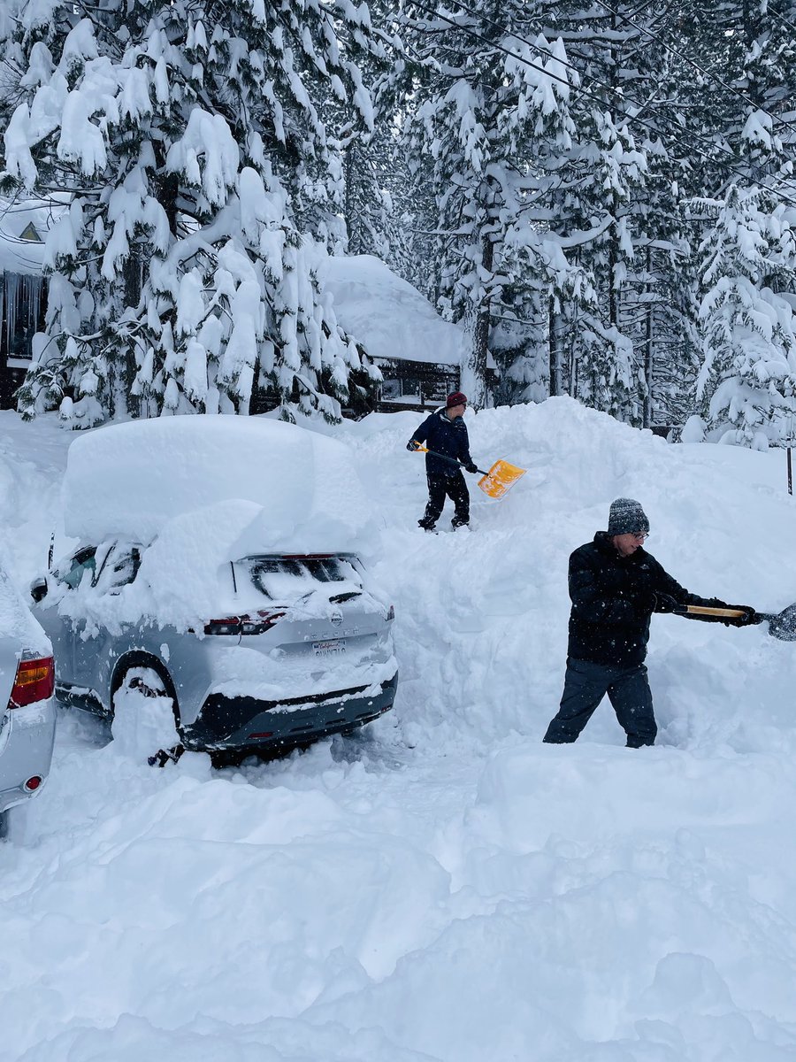 boweidu's tweet photo. @bvandewa @jonnylangefeld When there is so much snow you need to tandem shovel to get it over the berm https://t.co/uYWy48edFa