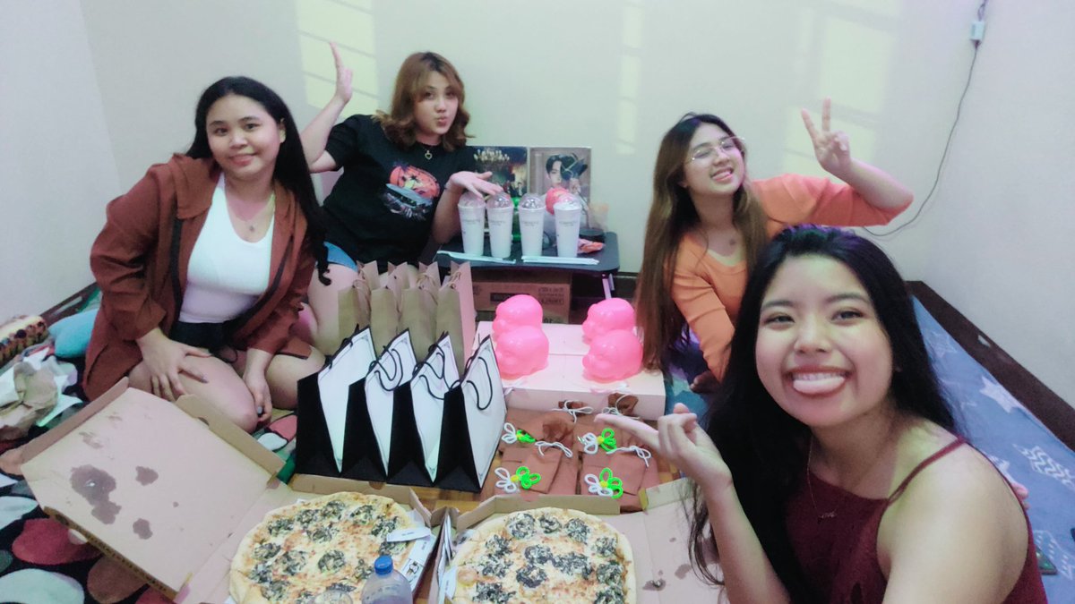 beltranalyyy's tweet photo. My forever girl friends! ๐ฅบโค๏ธโจ Thank you so much, I love you sooo much! โค๏ธ #exchangegift #bebes @fnwenceslao @kath_martiii @dreaaaaaa_ https://t.co/GmTU2DfHyg