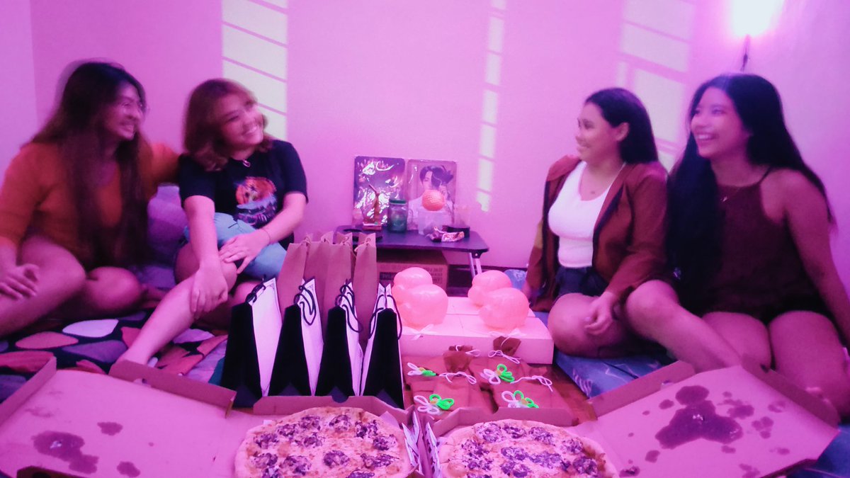 beltranalyyy's tweet photo. My forever girl friends! ๐ฅบโค๏ธโจ Thank you so much, I love you sooo much! โค๏ธ #exchangegift #bebes @fnwenceslao @kath_martiii @dreaaaaaa_ https://t.co/GmTU2DfHyg