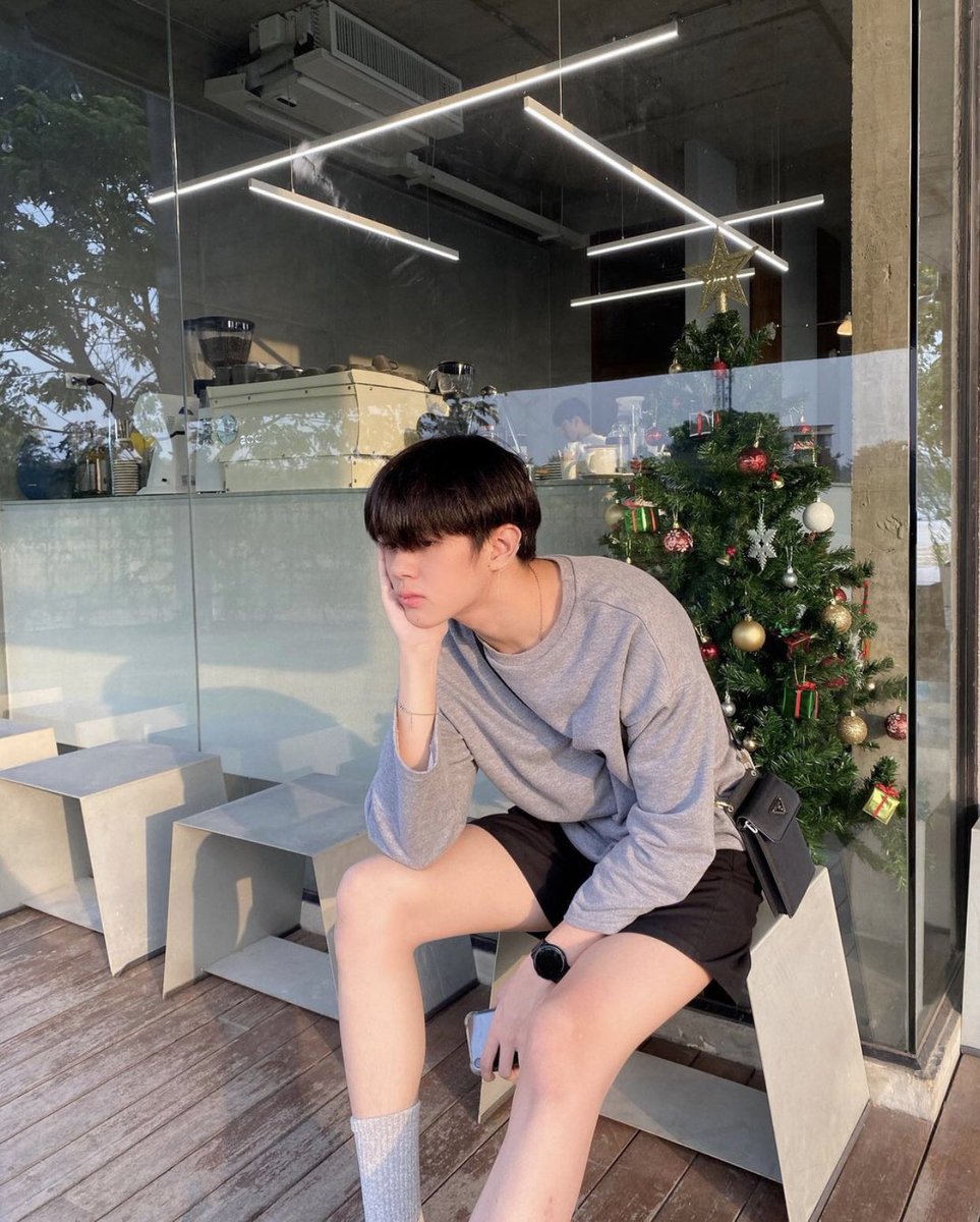 Ponnmimita's tweet photo. 今日の1番の驚きは、WUT 事務所の Kaoの後輩のNice😑よーくインスタ見たら『経理』てなってる😳⁉️STM:Dのスタッフ?経理、金庫番?え?だからよくWUT や Kaoの近くで映り込んでいたの?スタッフしながら俳優も兼業だと思いたい🙈私推してるんですが🤣💕 #nicebrp https://t.co/AIh8Gprjdd