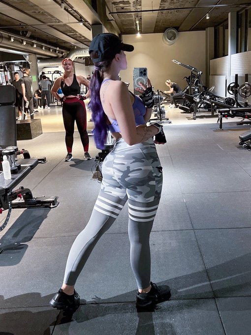 It’s my gym buddy Ida in the background for me 😂💜 https://t.co/SITMTvM83B