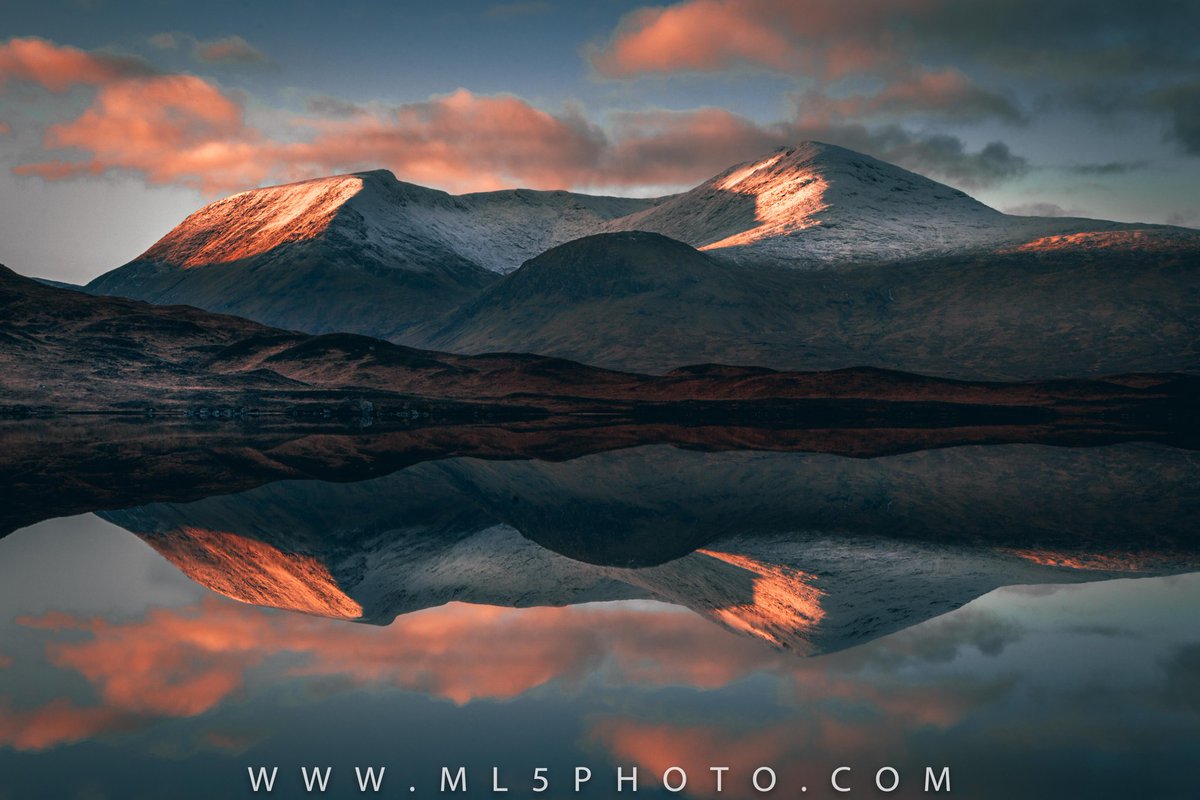 Ml5Photo's tweet photo. And that's a wrap on 2021, Glencoe gave 2021 the perfect send off today with a sunset to end all sunsets. #sunset #glencoe #weather #scotland @bbcweather @Ml5Photo https://t.co/5sv3MZV2kb