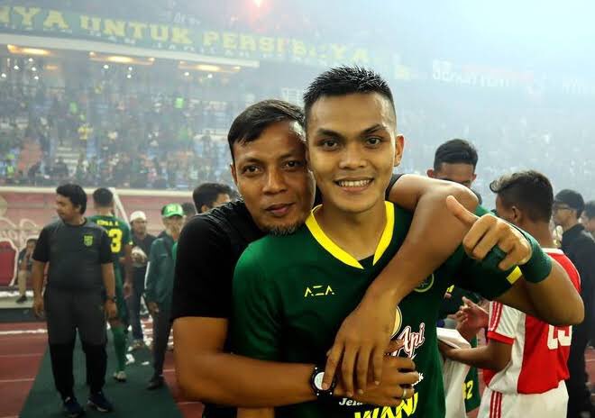 garagarabola_'s tweet photo. Dulu ayahnya main di final Piala Tiger 2002, sekarang anaknya main di final Piala AFF 2020. Lawan yang dihadapi sama, Thailand.

Ayo, Nak! Balaskan dendam ayahmu!

#TimnasDay 🇮🇩 https://t.co/pALLy9qp4o
