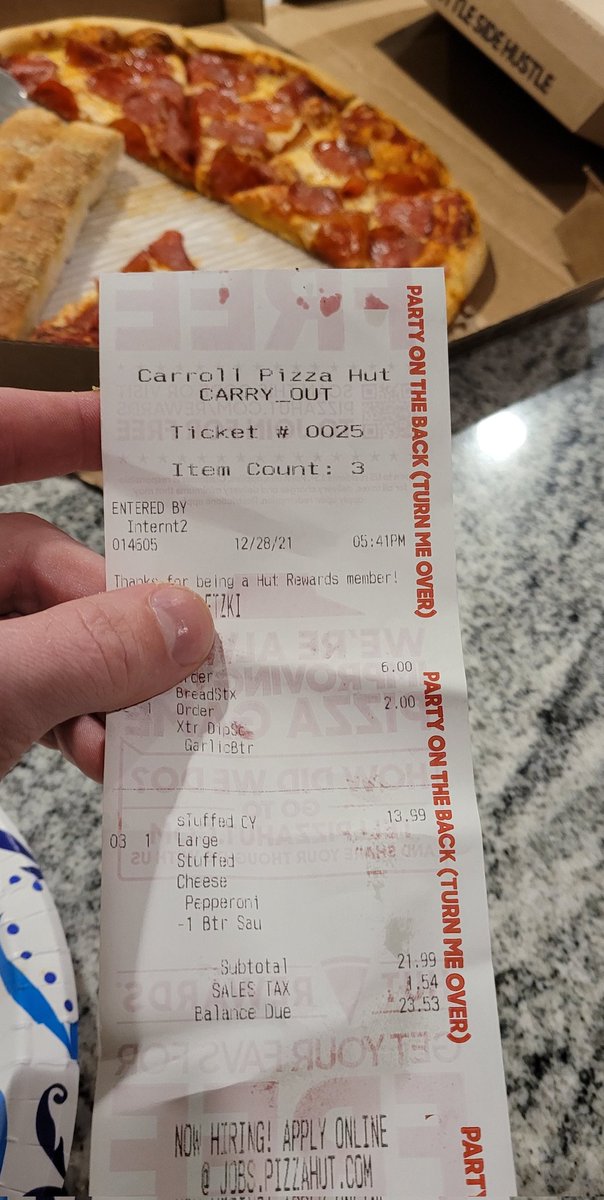 APawletzki's tweet photo. @pizzahut thanks for messing up our order. Ordered stuffed crust and got hand tossed https://t.co/ACG8RTafGi