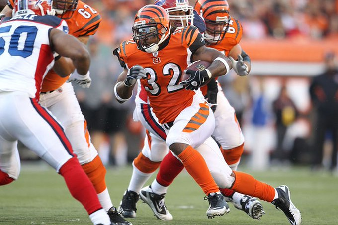 Cedric Benson was born #OTD in 1982. Starred at Texas & was drafted 4th overall by the Bears. Underwhelmed in Chicago but found his stride in Cincy. From 2009-11 he averaged 1143 yards rushing & over 6 touchdowns per season. Had career high 1251 rush yards in 2009. https://t.co/NguQq0rdJt