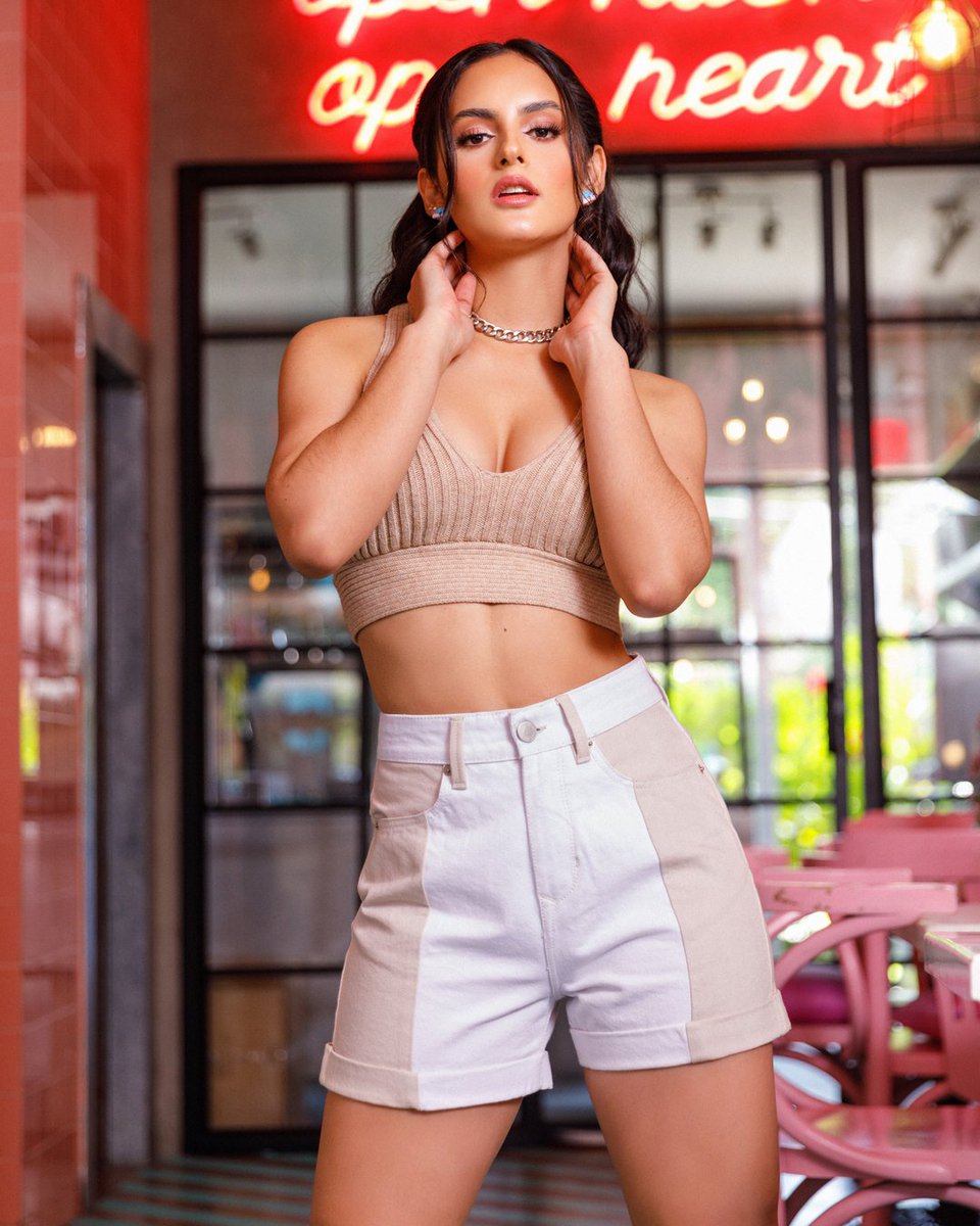NOMOREJEANS's tweet photo. TWO-TONE shorts ~ Mom fit con tiro alto… ¿qué opinas de esta tendencia bicolor en estos tonos? 
*El blanco y el beige* son siempre un ganador a la hora de buscar combinarlos… si vas por opciones básicas como blanco o negro, van perfectas, pero y ¿qué tal con tonos fuerte https://t.co/hmWXmXf9AL