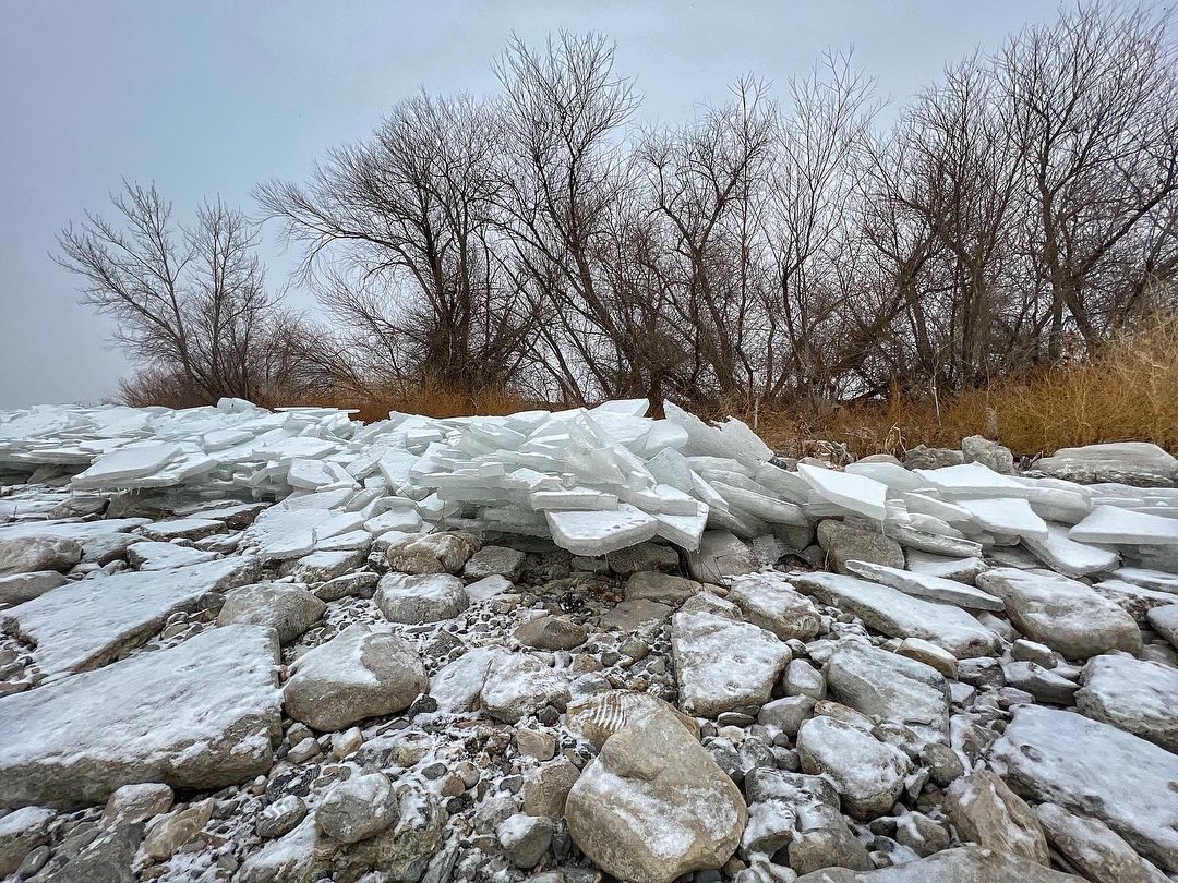 Rangersgal4's tweet photo. I captured some moody shots at #utahlake with the ice stacks showing off. 🤩 https://t.co/o7rkLOlmAg