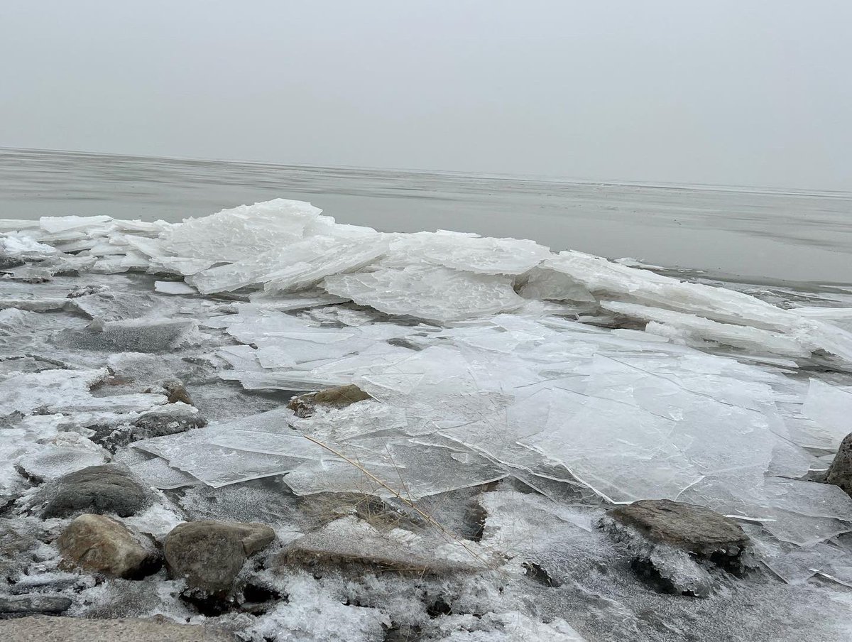 Rangersgal4's tweet photo. I captured some moody shots at #utahlake with the ice stacks showing off. 🤩 https://t.co/o7rkLOlmAg