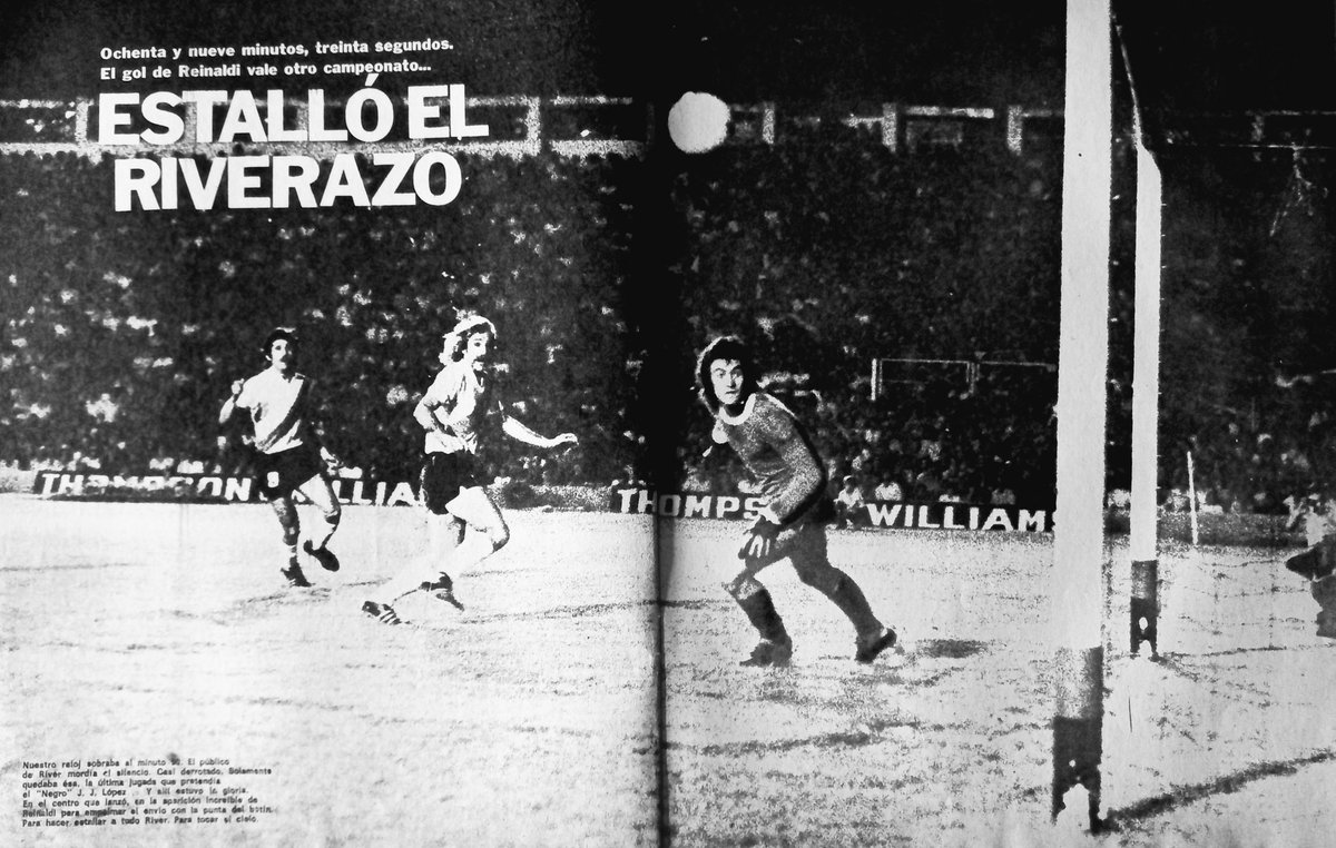 MigueBertolotto's tweet photo. Más recuerdos de aquel gran #RiverBicampeón de #Labruna.
Fue el 28/12/75, hace hoy 46 años, tras un agónico 2-1 a Rosario Central en cancha de Newell's.
El gol de #Reinaldi en el minuto 90. Mi diálogo con la #Pepona en el vestuario (soy el del medio). La tapa de #Goles. https://t.co/Ay946QzAVf