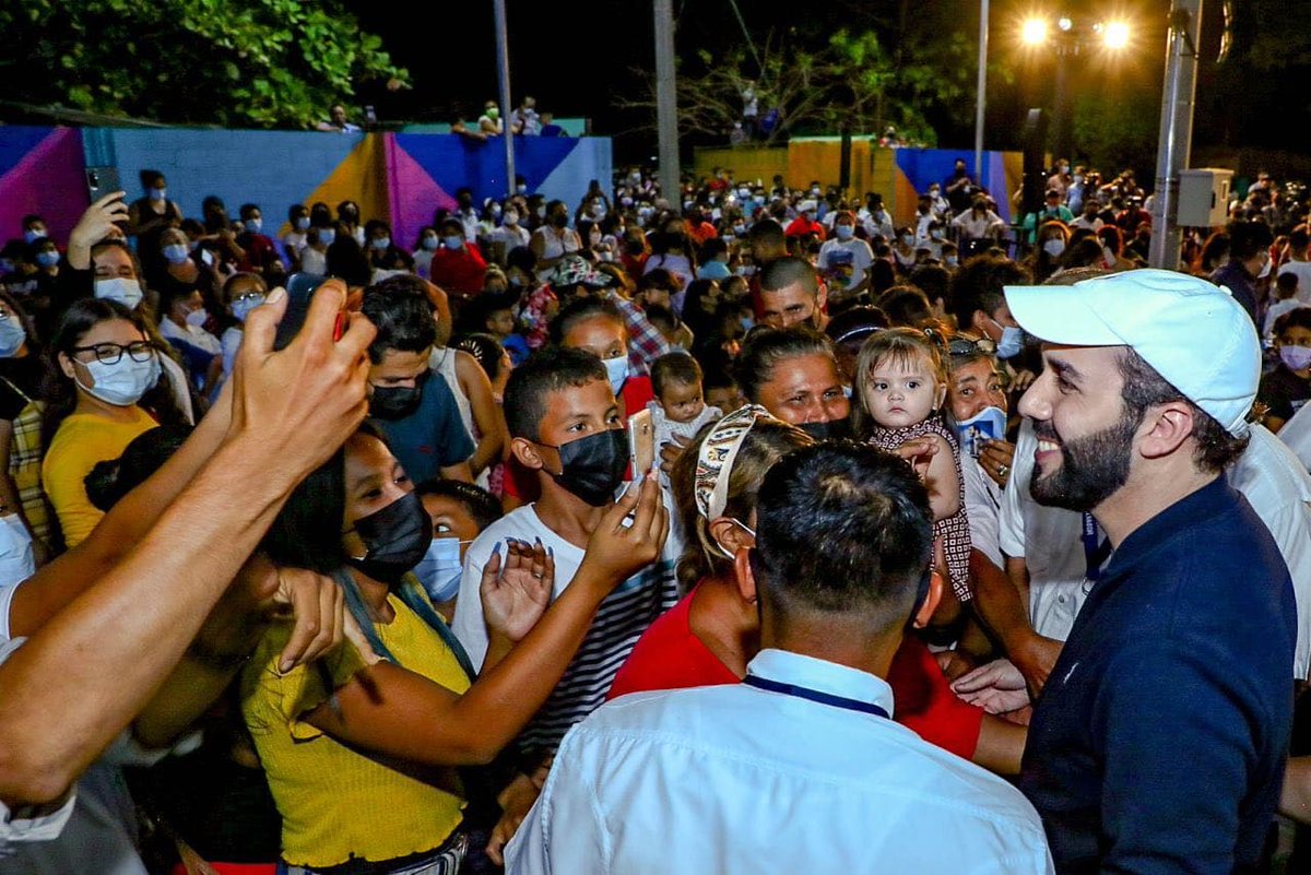 SecPrensaSV's tweet photo. #CUBOMilagroDeLaPaz | Todas los habitantes de la colonia Milagro de La Paz, buscan inmortalizar este momento único, donde el Presidente @nayibbukele ha llegado a inaugurar de manera oficial el Centro Urbano de Bienestar y Oportunidades (CUBO). https://t.co/NWyiqkoBM6