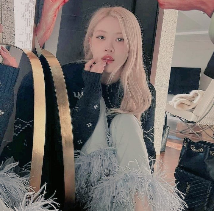lovchaennie's tweet photo. - ROSÉ BRAND 🍬

RT por el brand reputation de ROSÉ 

rosé has the most beautiful voice in the world.
블랙 핑크 로제 # ROSÉ # 로제 @BLACKPINK https://t.co/yvWGItdx2x