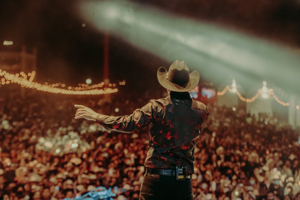 NortexFestival's tweet photo. Con el carisma que lo caracteriza @bobbypulido425  nos conquistó a todos con sus éxitos en #Nortex2021. 😍🤠🎶

El momento más emotivo de la noche fue la participación especial de su señor padre, Don #ROBERTOPULIDO para qué cantarán juntos su éxito Obsesión. https://t.co/Hv8k3SwFoD