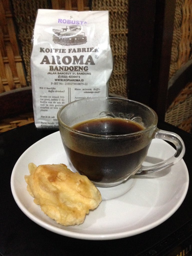 Ngupi di pagi yang hujan