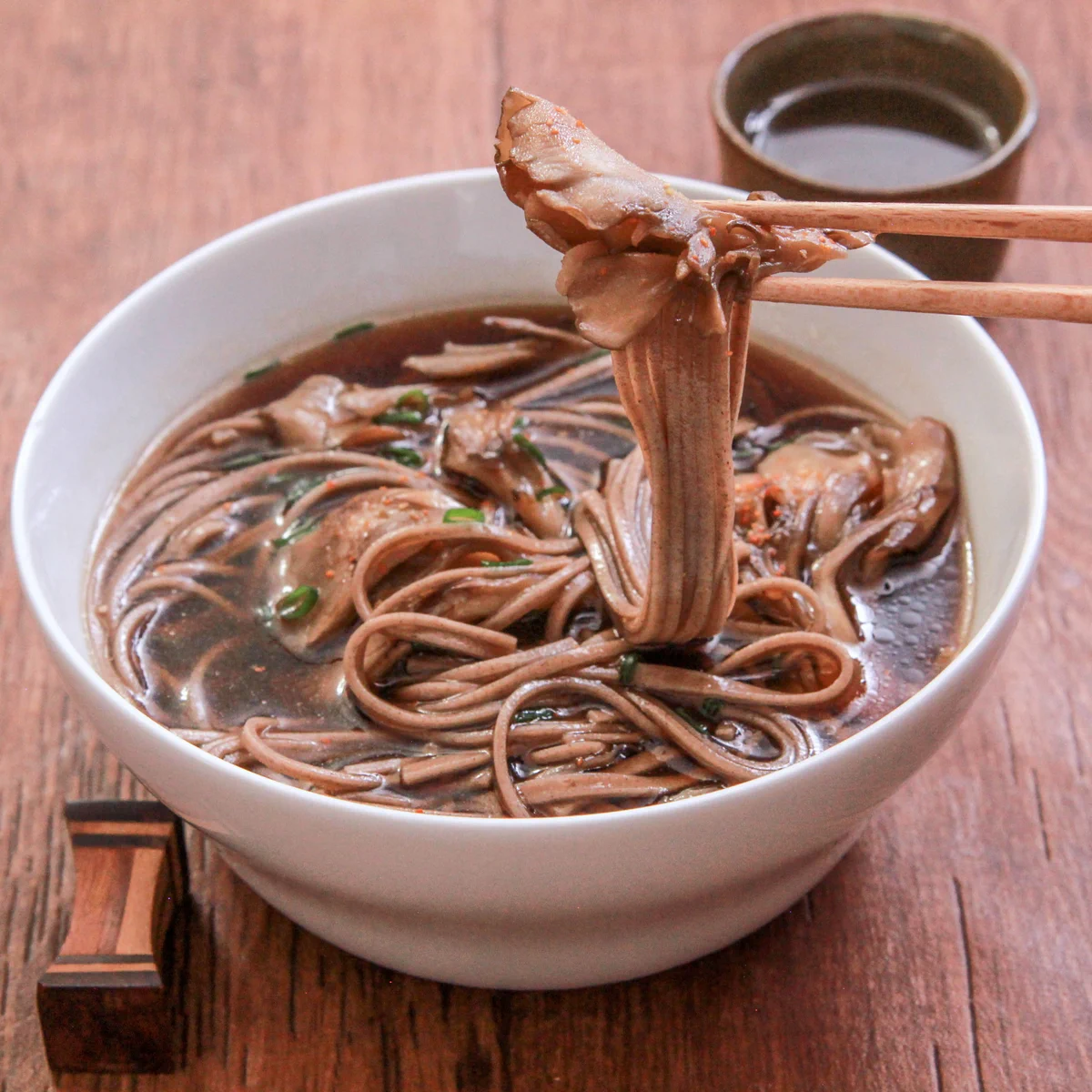 今年の年越しそばはこれで決まり！ごま油で焼いたまいたけ入りのお蕎麦！