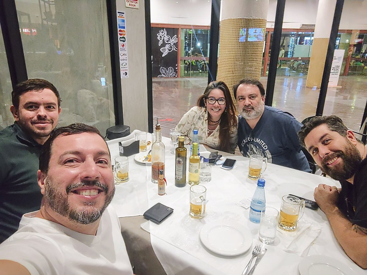 Dan_Martine's tweet photo. Grandes amigos @ismaelbneto @hellenbenigno1 @fernandosmv https://t.co/4dmBABdxYB