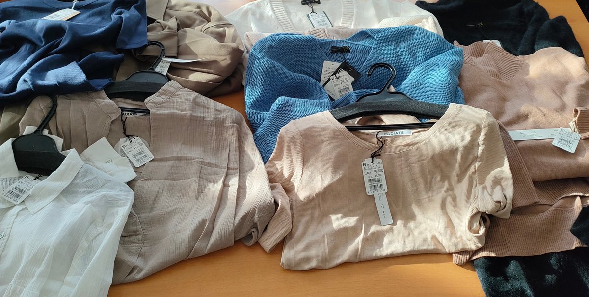 scbd2022's tweet photo. ヤマダヤさんの3万円の福袋を買いました
総額258380円とクーポン10000円分
写真の他にボトムスとアウター、バッグまで、全部で16点
スコットクラブはメイド・イン・ジャパンでかわいい服が多いのでお気に入り
娘達が狙ってきているけど気づかないふりをしてる https://t.co/UEFqPfYEus