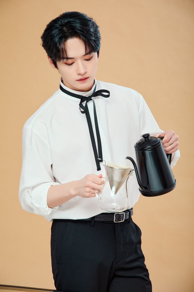 keysb1tch's tweet photo. 💗🖤 coffee accident  

Lee Minho é um universitário que mora com seus amigos e vive seus dias sem grandes emoções. Han Jisung está em uma banda, e a última coisa que busca é romance. Depois de uma estranha primeira impressão, o destino  fará com que eles fiquem juntos? https://t.co/ZIYv1CXa2i