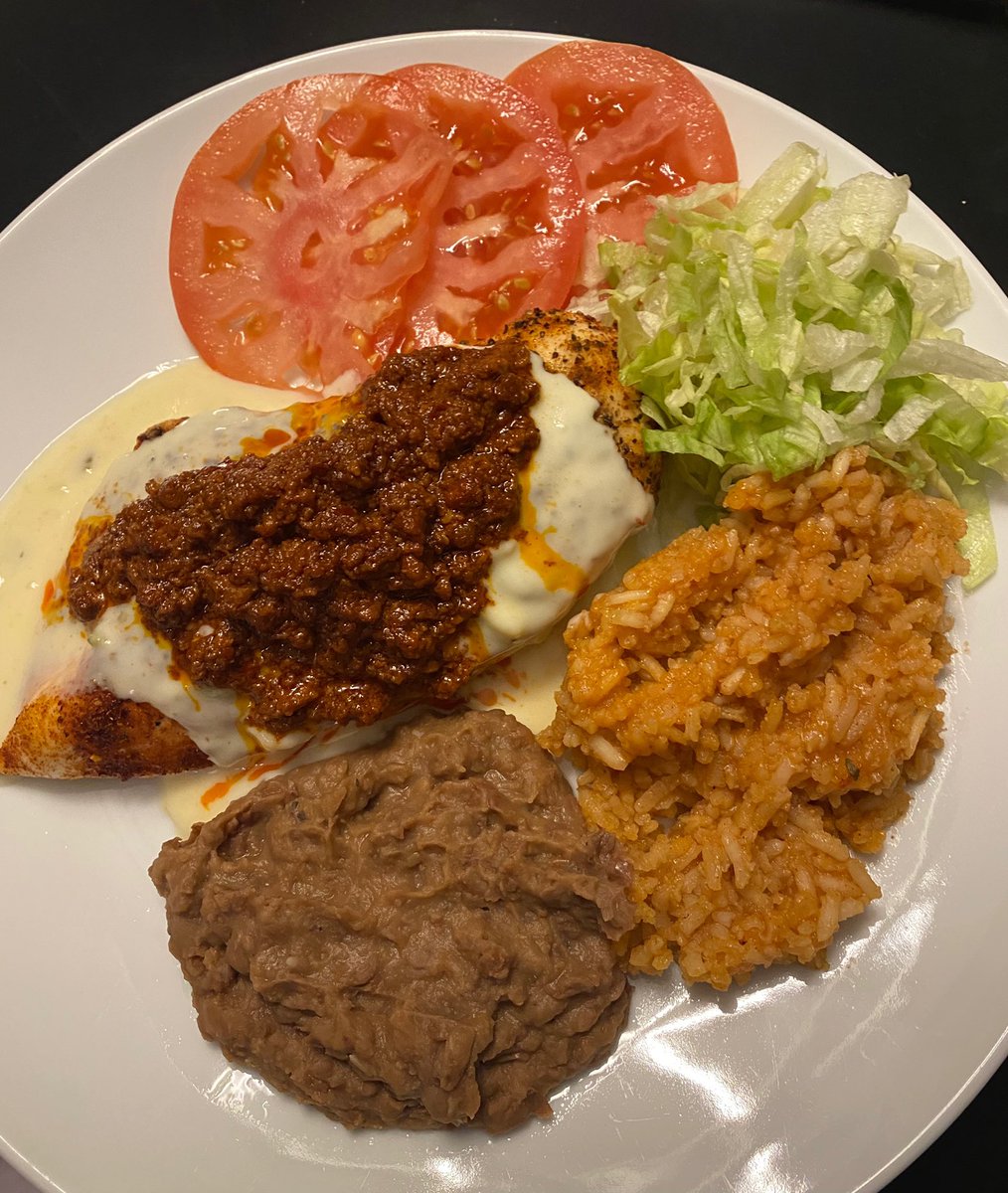 CuatesTacos's tweet photo. Chorizo Polo, spanish rice and refried beans  #welovetocook https://t.co/8E22rBM5K7