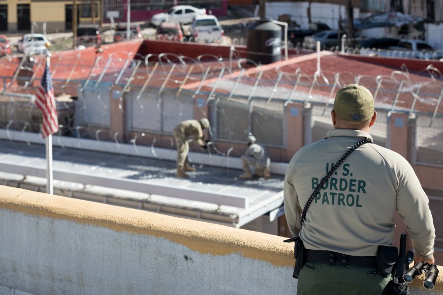 borderObserver's tweet photo. #Operation #SecureLine Nov 2018

A USBP agent looks on as two US ARMY soilders layout razor wire at the #POE in Nogales Arizona

BLOG 

#BuildTheWall #FinishTheWall

#QuikTake qt-twall-809 by #borderObserver https://t.co/RPBWoEElVd